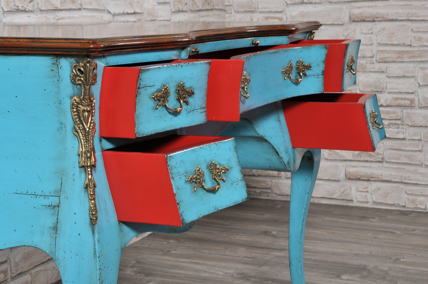 interni tonalità rossa dei cassetti scrivania realizzata con le stesse caratteristiche del mobile originale risalente alla prima metà del settecento veneziano costruita a mano