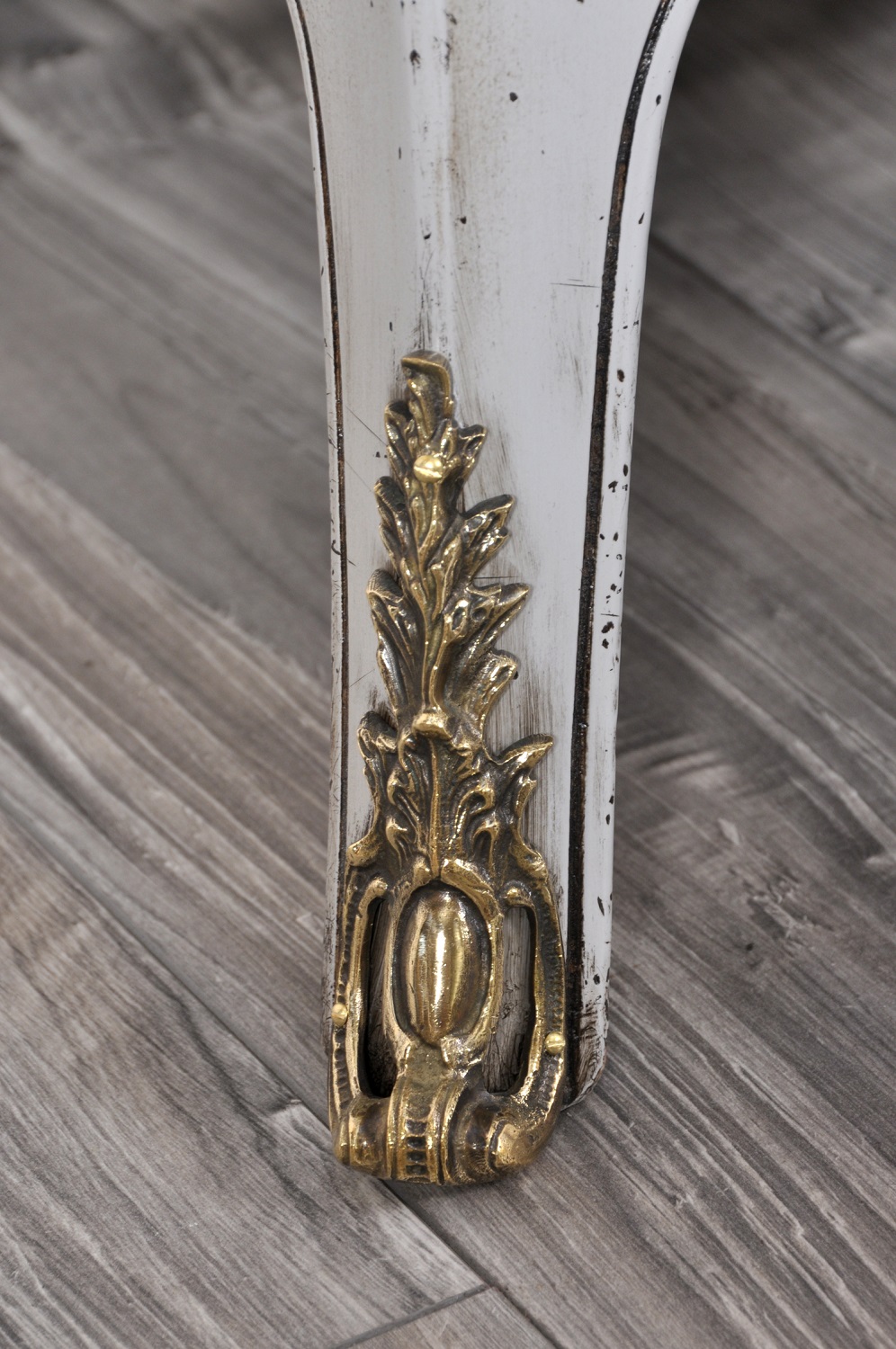 gambe alte e sagomate con accessori di lusso in ottone realizzati a mano in stile classico 700 veneziano della credenza riproducibile su misura