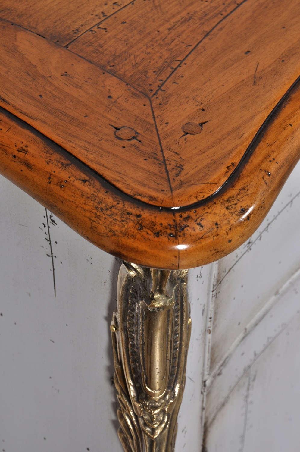 sagomatura del piano in legno di ciliegio massello con profilo modanato a becco a civetta lavorazioni riprodotte dal mobile originale del settecento veneziano