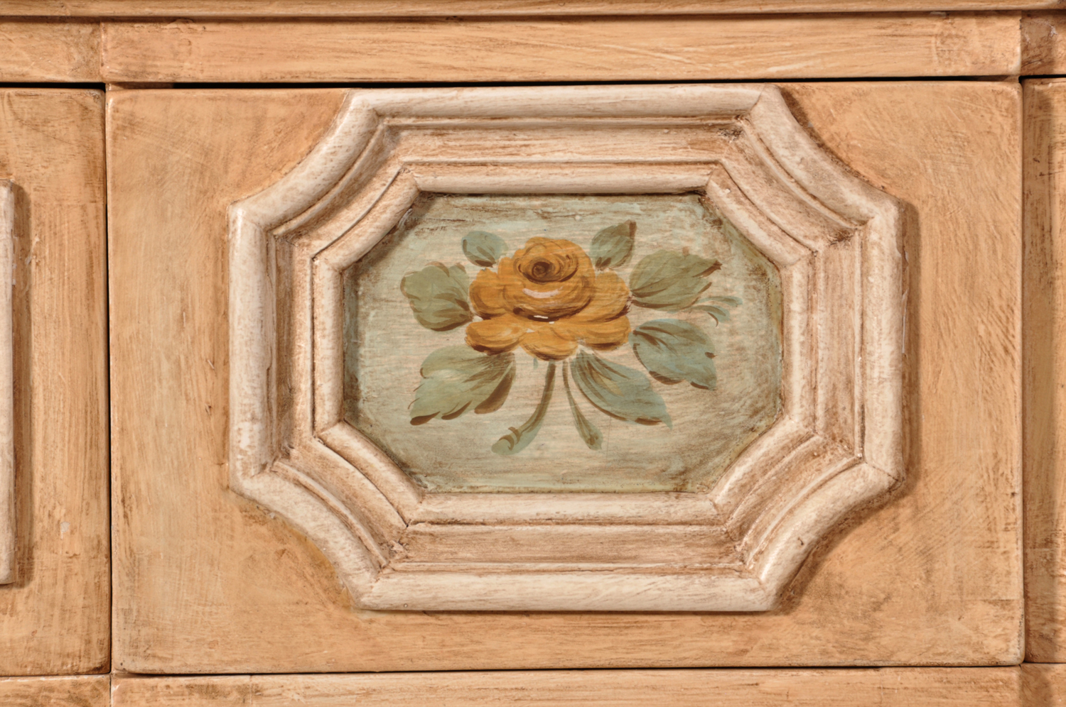 credenza veneziana con cassetto segreto di piccole misure lavorazione fatta a mano di alto pregio decorato e dipinto con fiori e barocchi