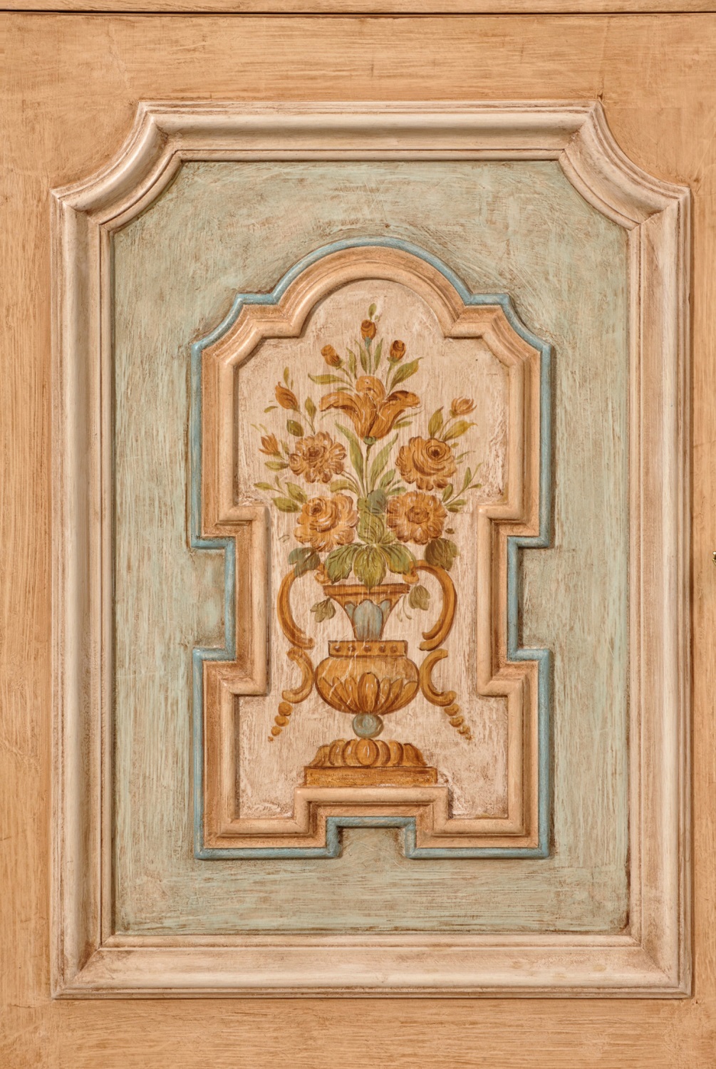 la ricchezza di cornici delle ante e la raffinatezza delle decorazioni denotano la tipicità degli arredi fatti a mano laccati e dipinti in stile veneziano luigi XIV con vasi di fiori e barocchi