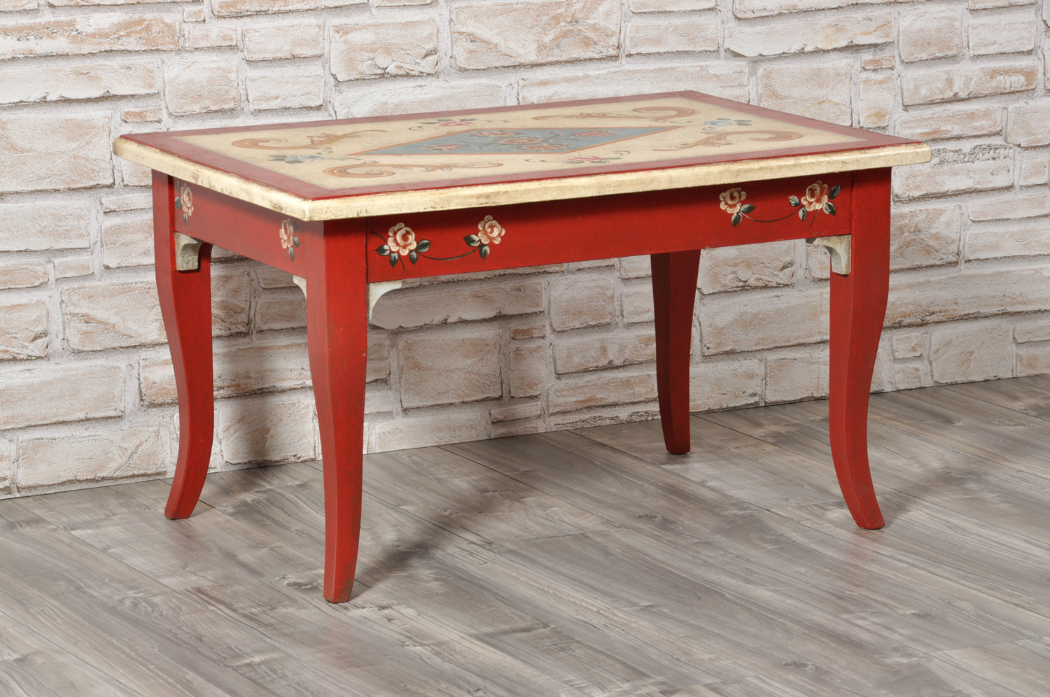 tavolino da tè decorato a mano in stile tirolese arredo per prestigiose case e lussuose residenze montane