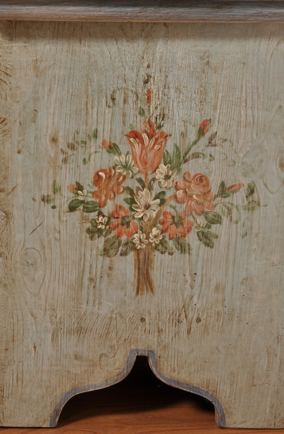 pregiata cassapanca costruita su misura realizzata dall’arredo originale della metà del 600 laccata e decorata a mano artigianalmente in tonalità avio e fiori