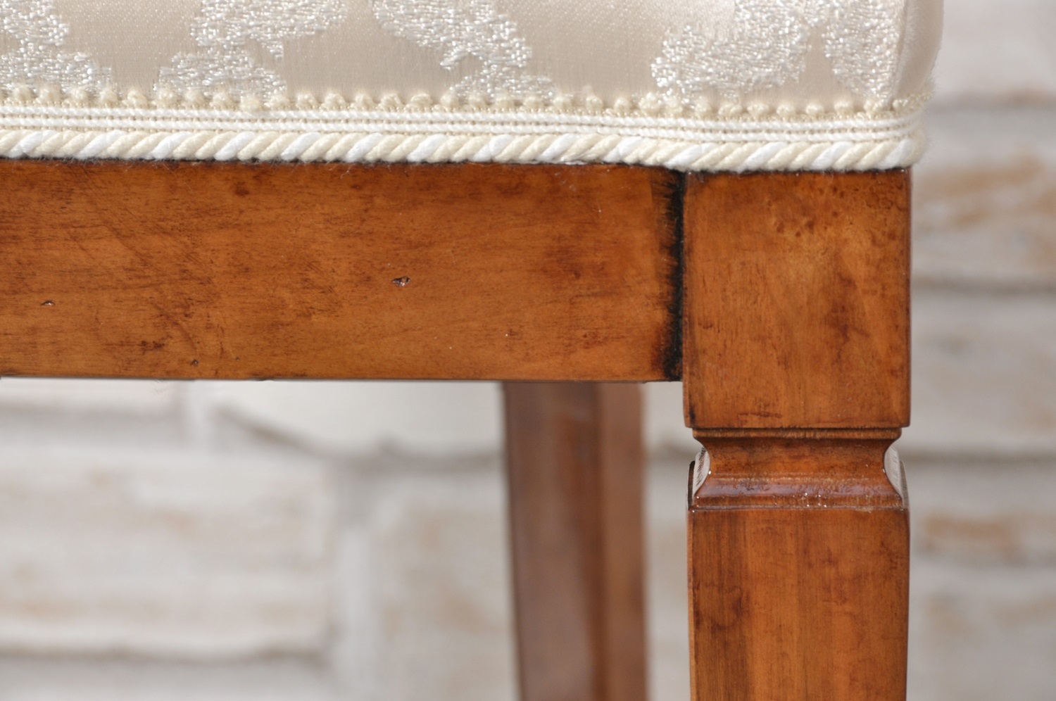 gamba a spillo con gola tipica lavorazione artigianale riprodotta a mano nello stile classico Luigi XVI costruita dal brand di lusso Vangelista mobili 1960 riproduzione dell’originale