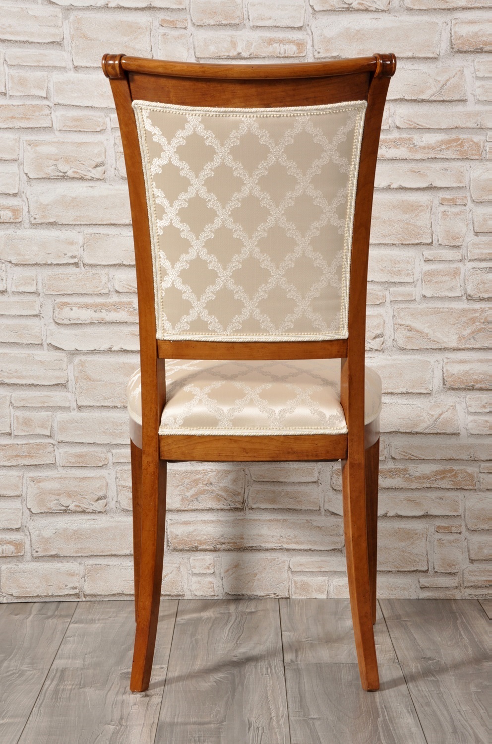 sedia su misura in legno di noce massello riprodotta dal brand di lusso Vangelista mobili 1960 nello stile classico luigi XVI realizzabile su misura