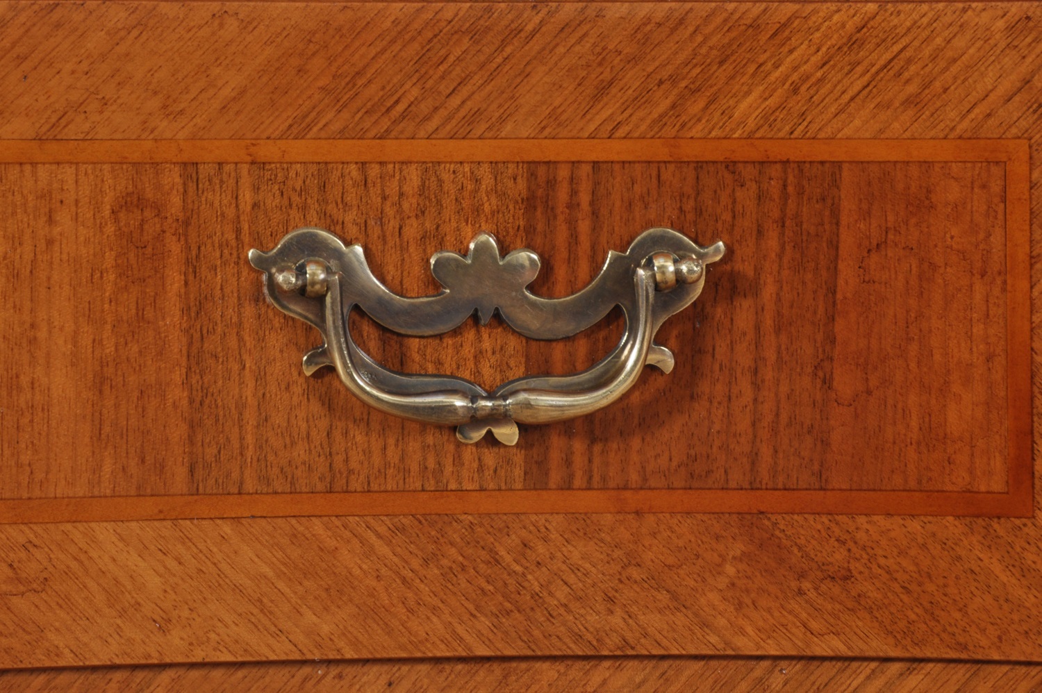maniglie in ottone massiccio cesellate e costruite a mano con le caratteristiche dell’accessorio originale risalente al settecento accessorio di lusso made in Italy