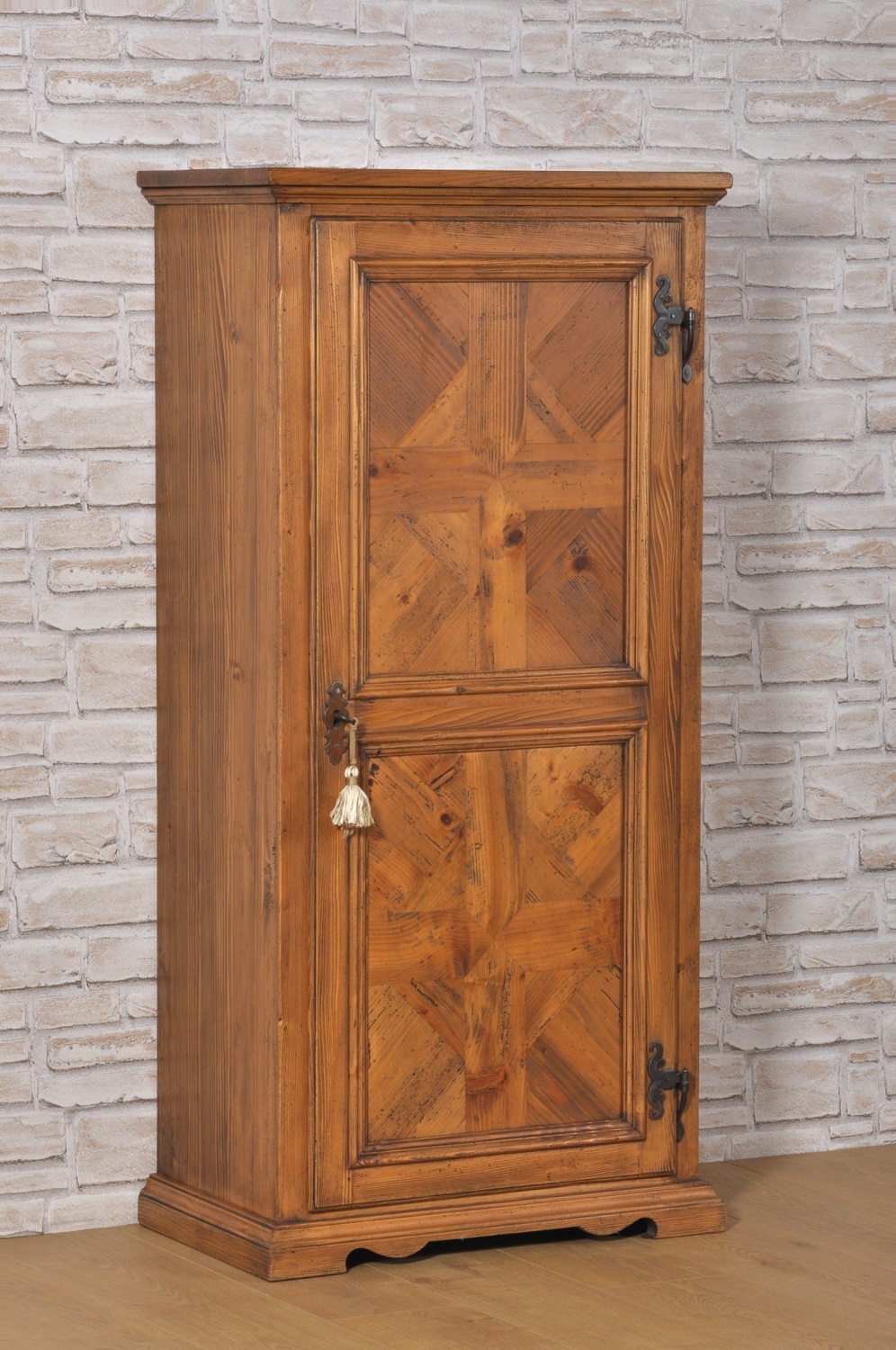 dispensa armadio intarsiato in abete nello stile Ampezzano riprodotto dall’ originale risalente alla seconda metà del 1600 struttura una anta di piccole dimensioni con zoccolo aperto