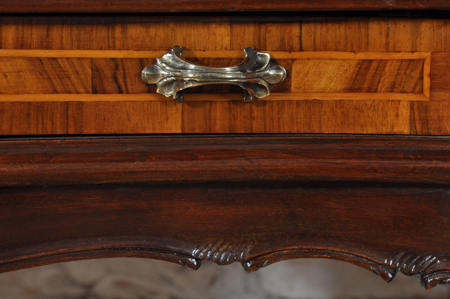 maniglia in ottone massiccio realizzata cesellata e lucidata a mano lussuoso accessorio costruito in stile classico barocco veneziano maniglia esclusiva del cassetto centrale