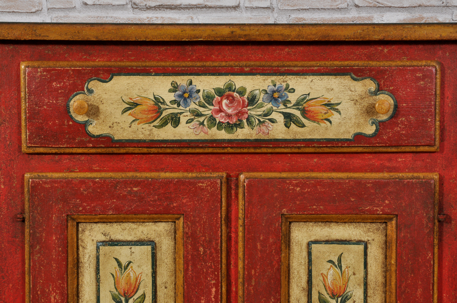 laccatura policroma e decorazioni con mazzi di fiori e disegni barocchi tipiche caratteristiche dei pregiati arredi di lusso di montagna realizzati agli inizi del settecento
