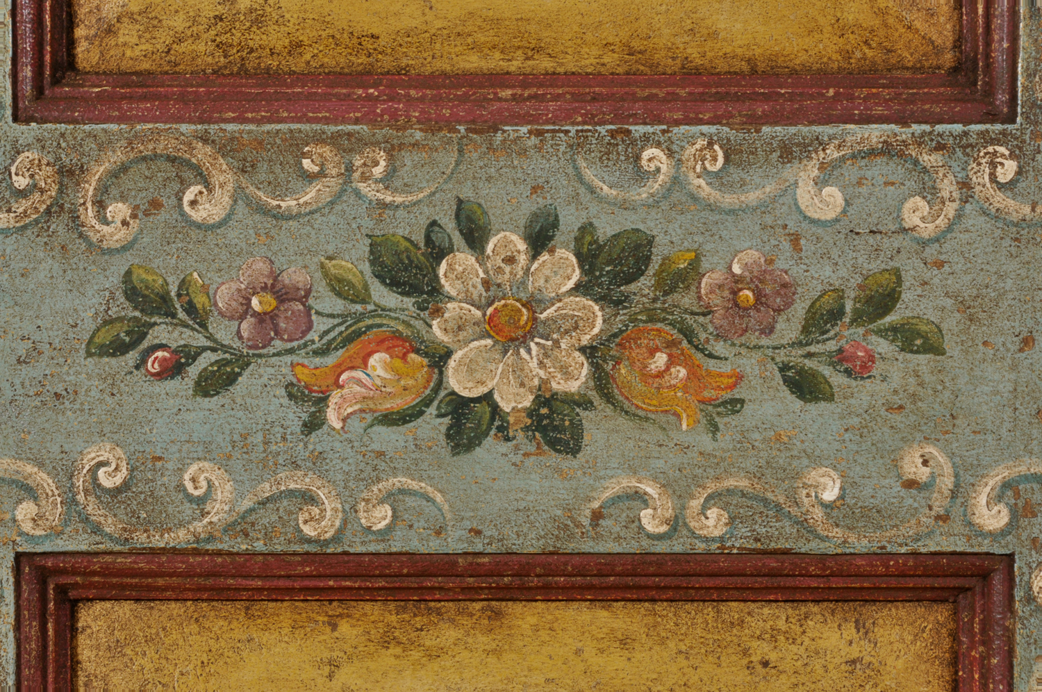 esclusivo armadio riprodotto a mano con decorazioni pregiate di disegni floreali e barocchi arredo del 700 di costruzione Made in Italy