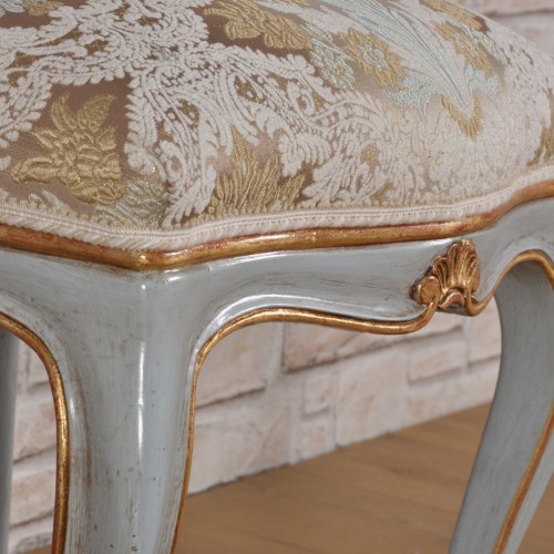 sedia riprodotta in stile Luigi XV veneziano dalle forme eleganti e raffinate con le fasce sagomate e scolpite a mano