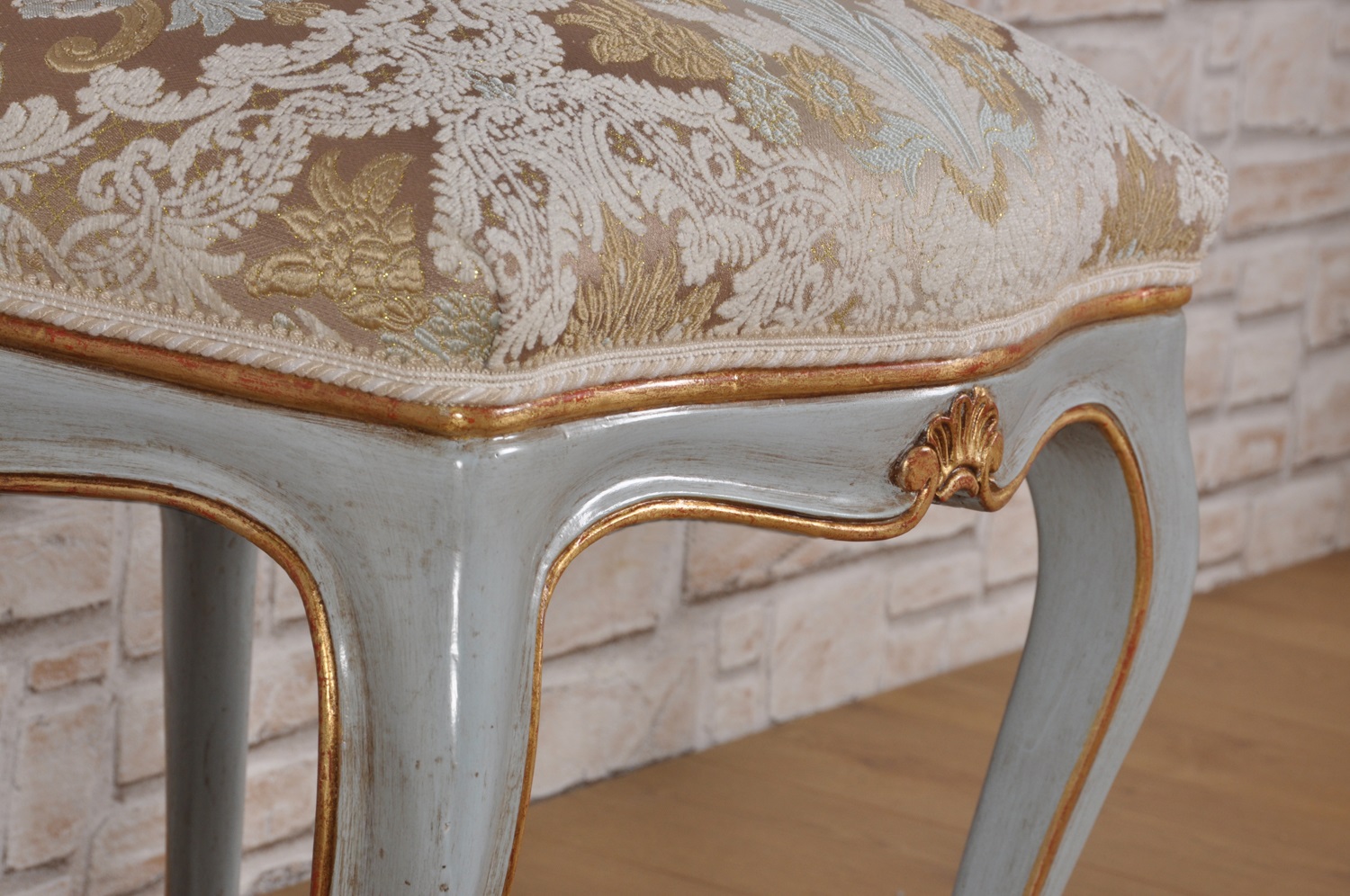 sedia riprodotta in stile Luigi XV veneziano dalle forme eleganti e raffinate con le fasce sagomate e scolpite a mano