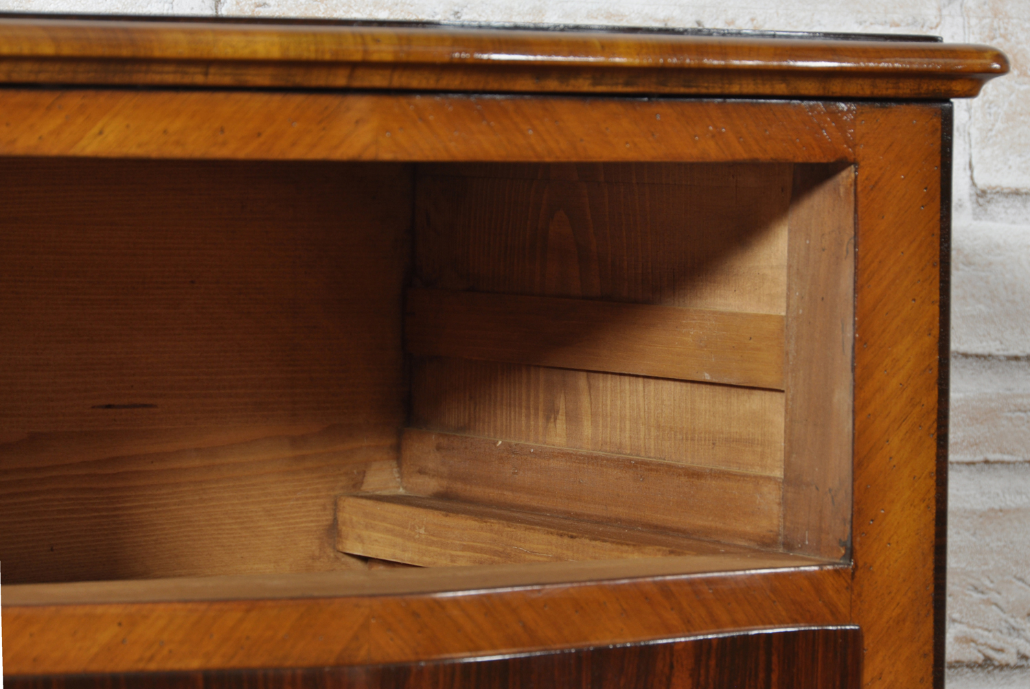 comodino mobiletto riprodotto come il modello d’epoca del ‘700 con gli interni segreto in legno di abete massello lavorazioni di pregio esclusive
