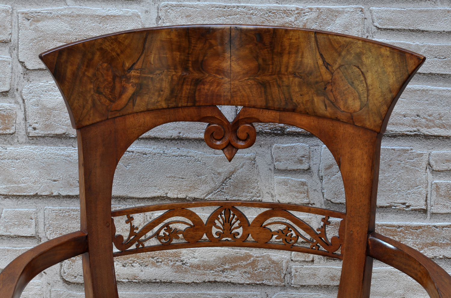 poltrona in stile Biedermeier con schienale rivestito in radica di noce e fascia traforata con intaglio originale a motivo vegetale lavorazioni di lusso esclusive
