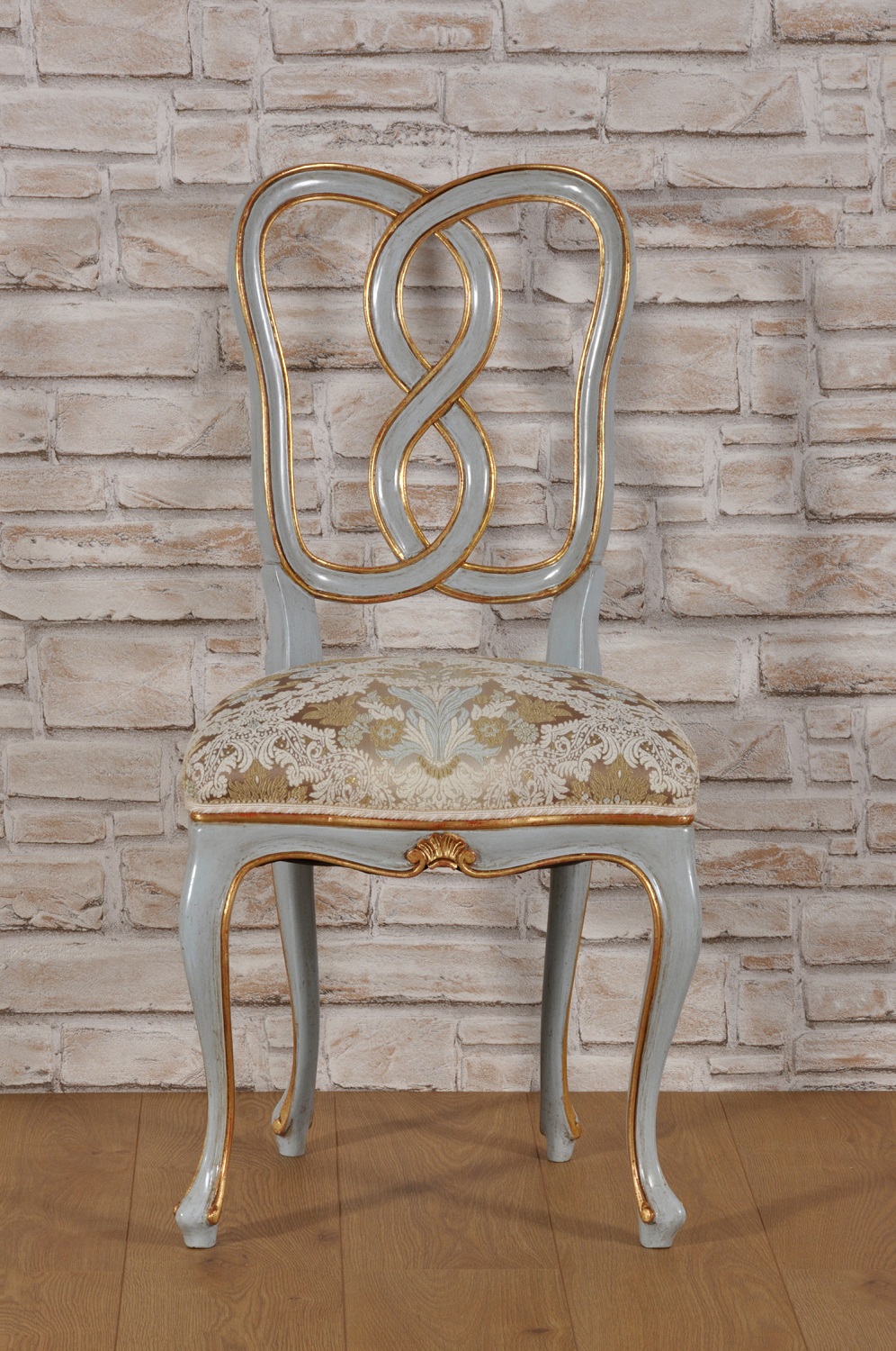 riproduzione sedia di lusso 700 veneziana in stile classico Luigi XV dalle forme mosse e sagomate intagliata e scolpita a mano arredo made in Italy con seduta rivestita e tappezzata laccato foglia oro e azzurro chiaro