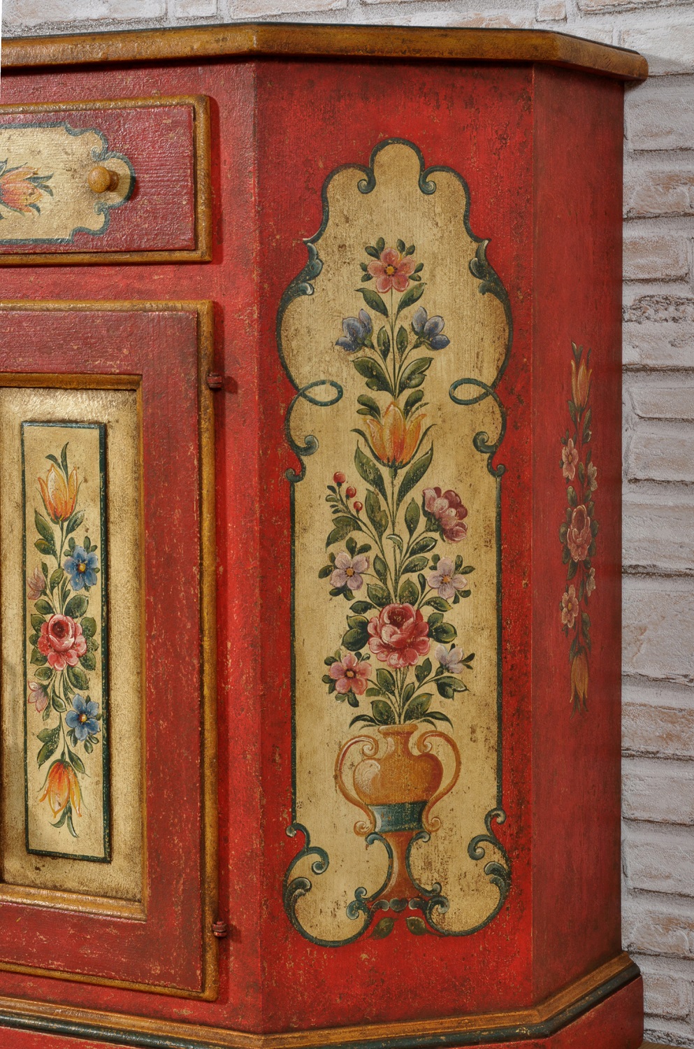 scantonatura laccata riproducibile su misura tonalità rosso veneziano con decorazioni in stile barocco e floreali bianco patinato eseguita a mano