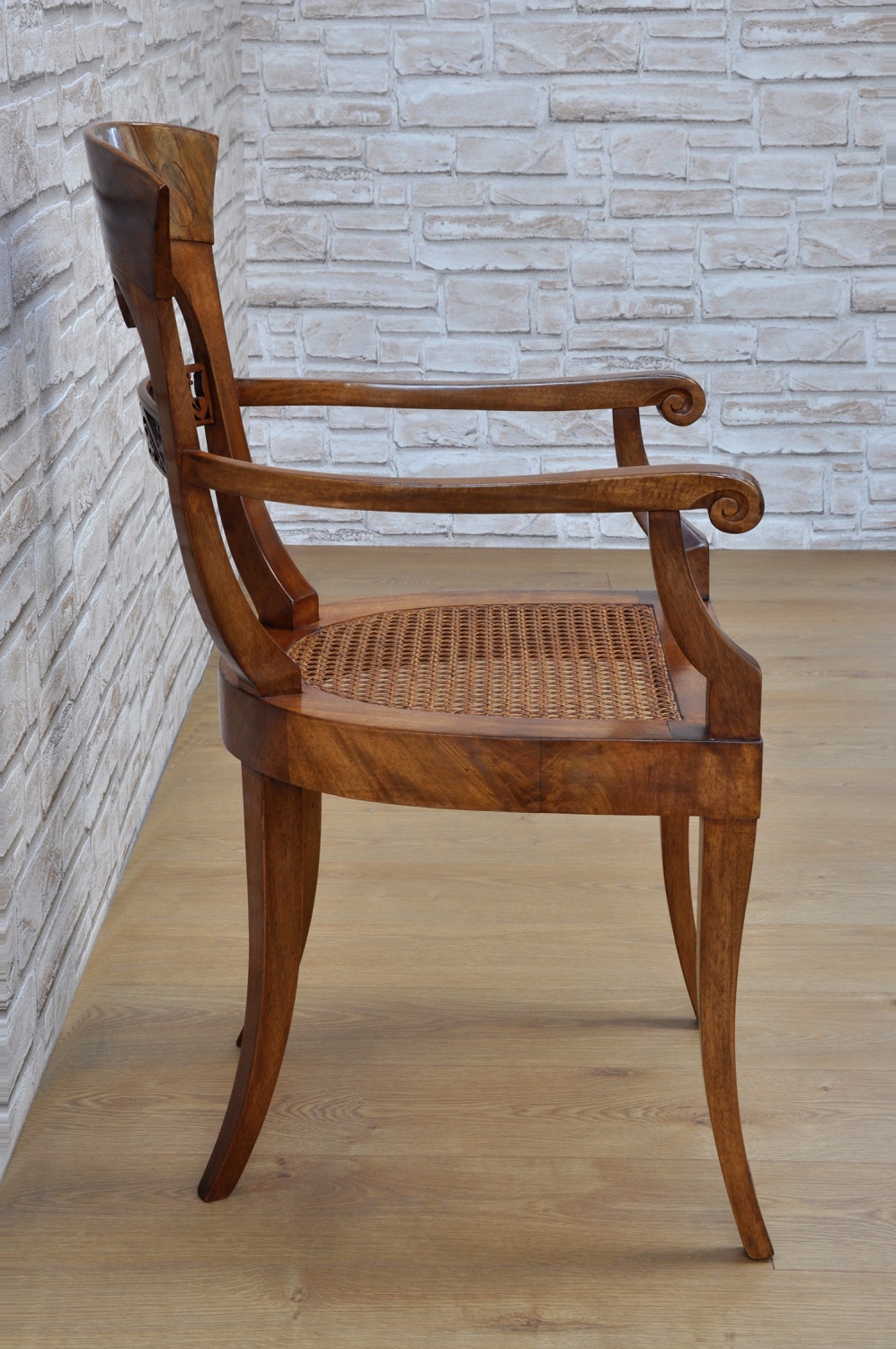 il brand di lusso Vangelista mobili ha riprodotto la sedia con braccioli intarsiata in radica e intagliata a mano manufatto esclusivo e di pregio