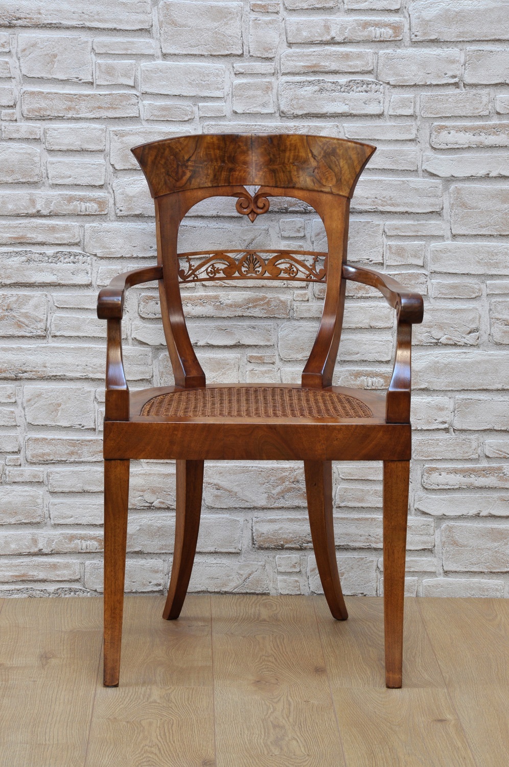lussuosa poltrona sedia con braccioli realizzata in noce con sedile paglia di Vienna fatto a mano di alto pregio e valore manufatto costruito su misura di realizzazione artigianale made in Italy
