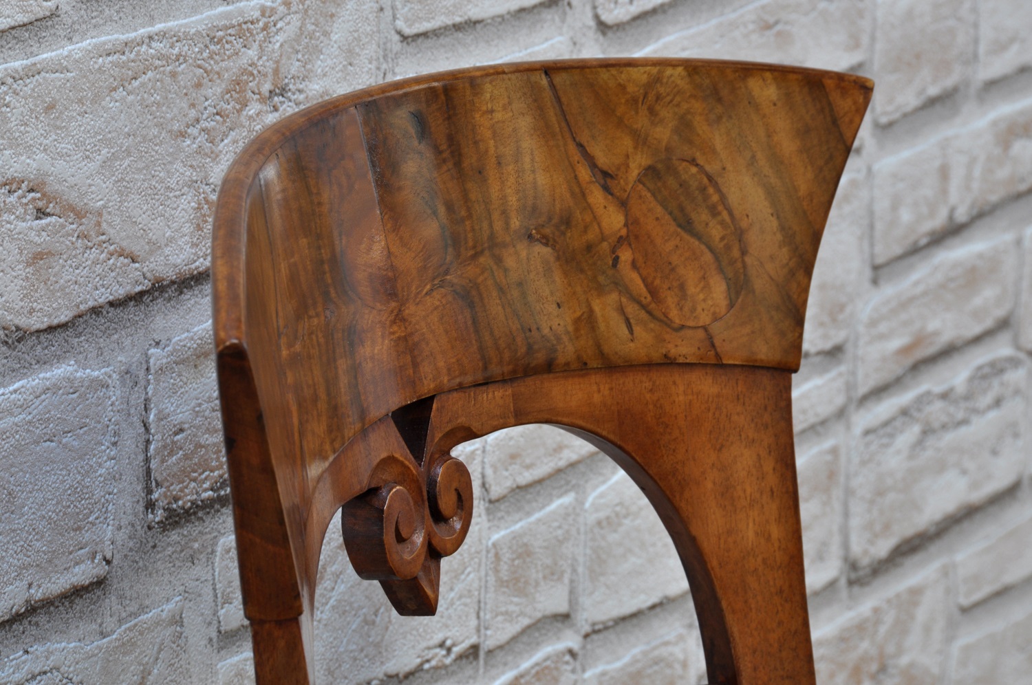 sedia con braccioli riprodotta dal modello originale risalente alla metà del ottocento con schienale in radica di noce ferrarese arredo di lusso fatto a mano