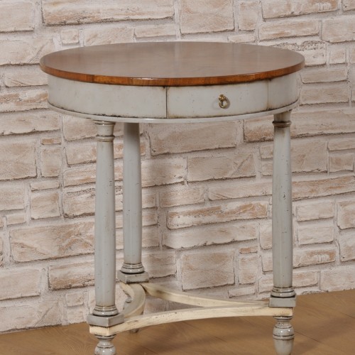 tavolino rotondo costruito in stile Impero arredo di lusso prodotto su misura con le 3 gambe tornite a mano e un cassetto piano intarsiato in noce