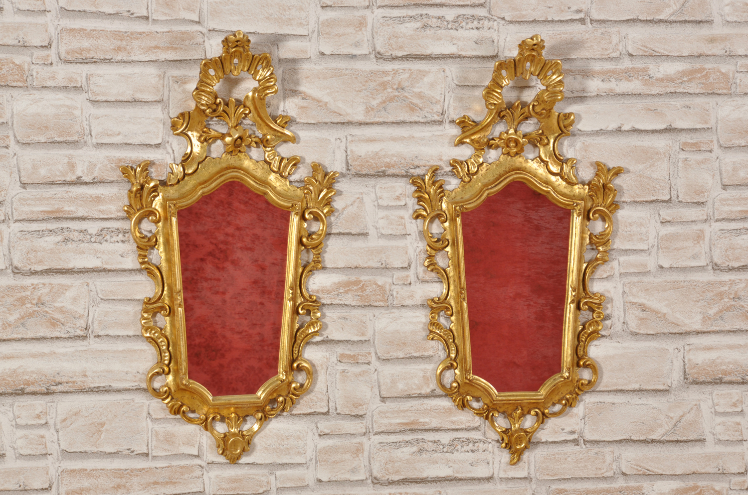 il brand di lusso Vangelista ha riprodotto una coppia di importanti specchiere veneziane ventole intagliate e scolpite a mano come il modello del XVIII secolo dorate in foglia oro patinato
