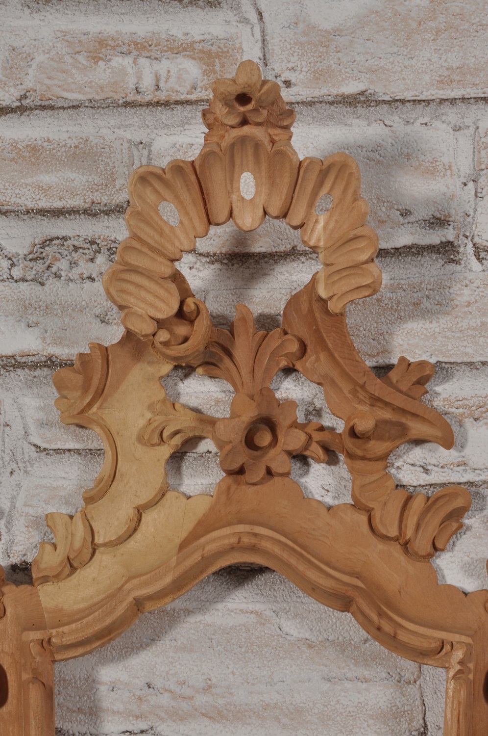 ventola specchiera veneziana di piccole dimensioni intagliata a mano con volute e fregi di valore e pregio costruita artigianalmente
