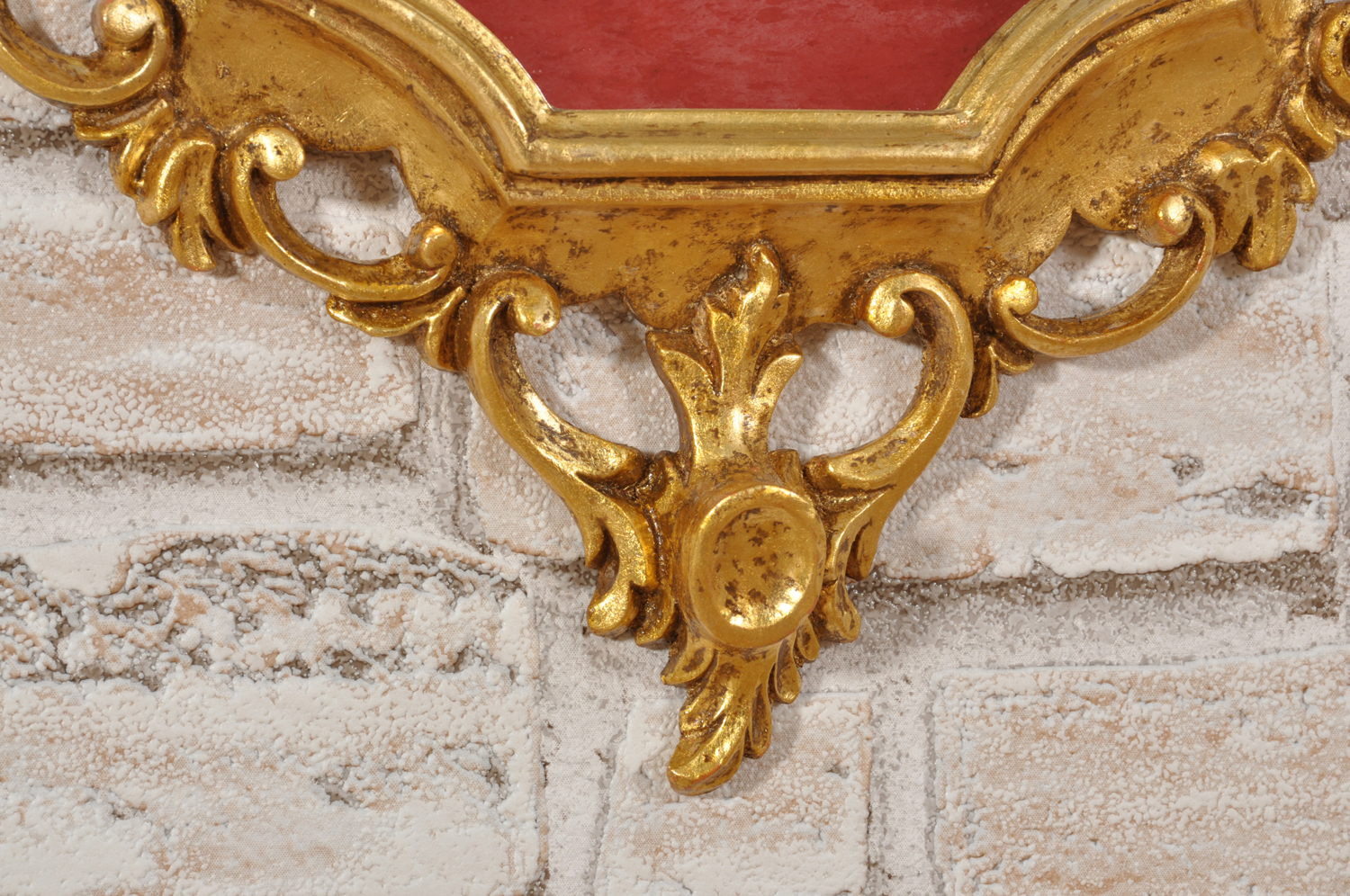 specchiera veneziana di lusso costruita per importanti camere da letto e prestigiosi ingressi intagliata a mano in legno di cirmolo massello dorata in foglia oro ventola esclusiva