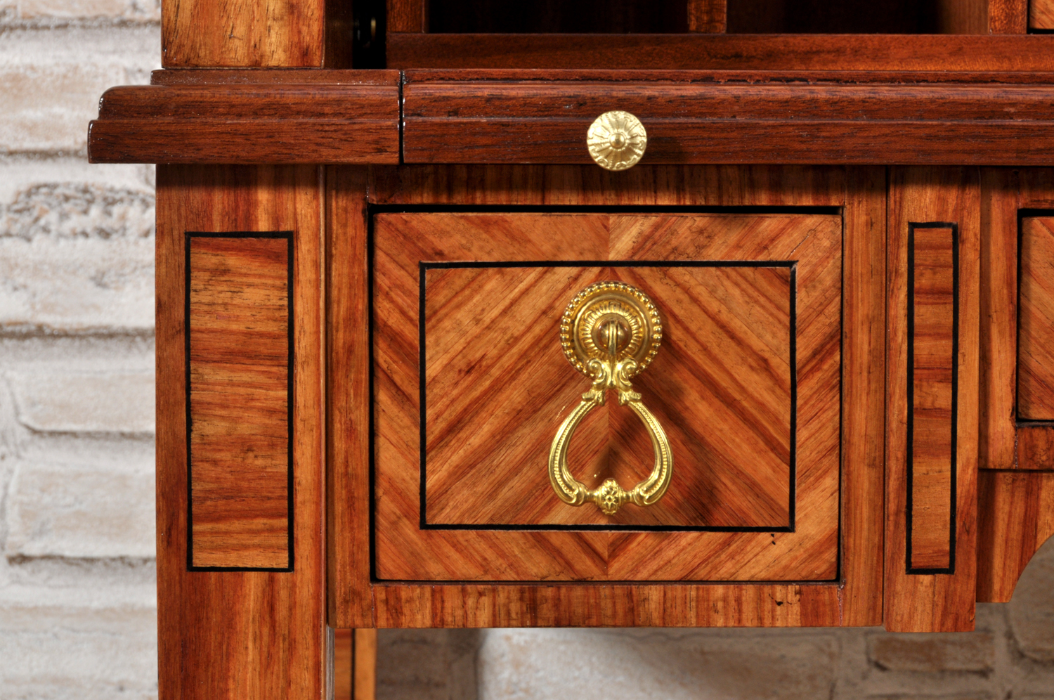 piccolo cassetto del bureau scrittoio a cilindro intarsiato a mano in legno di palissandro e ebano maniglia pendente cesellata a mano in ottone massiccio
