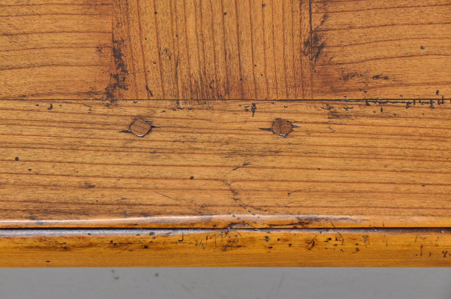 lucidatura del ciliegio calda e fatta a mano in color caldo vernice a gommalacca a pennello anticato con cura del dettagli esclusive e pregiate lavorazioni made in Italy
