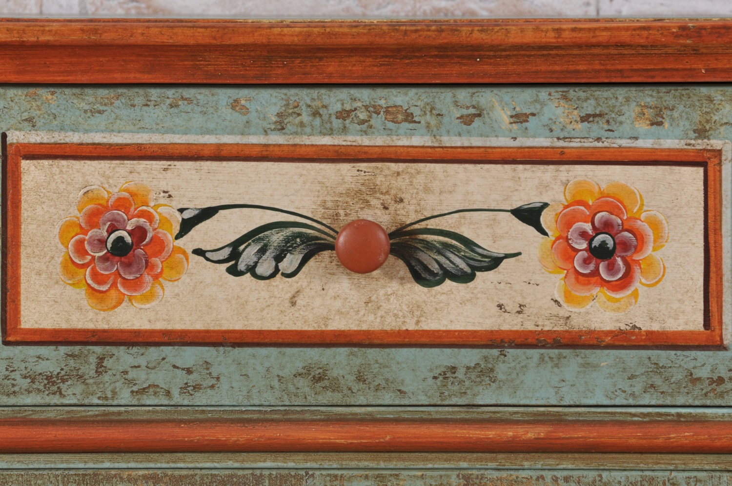 decorazioni in stile tirolese con fiori stilizzati e lavorazioni di pregio realizzate su misura del mobiletto comodino di lusso del seicento arredo made in Italy