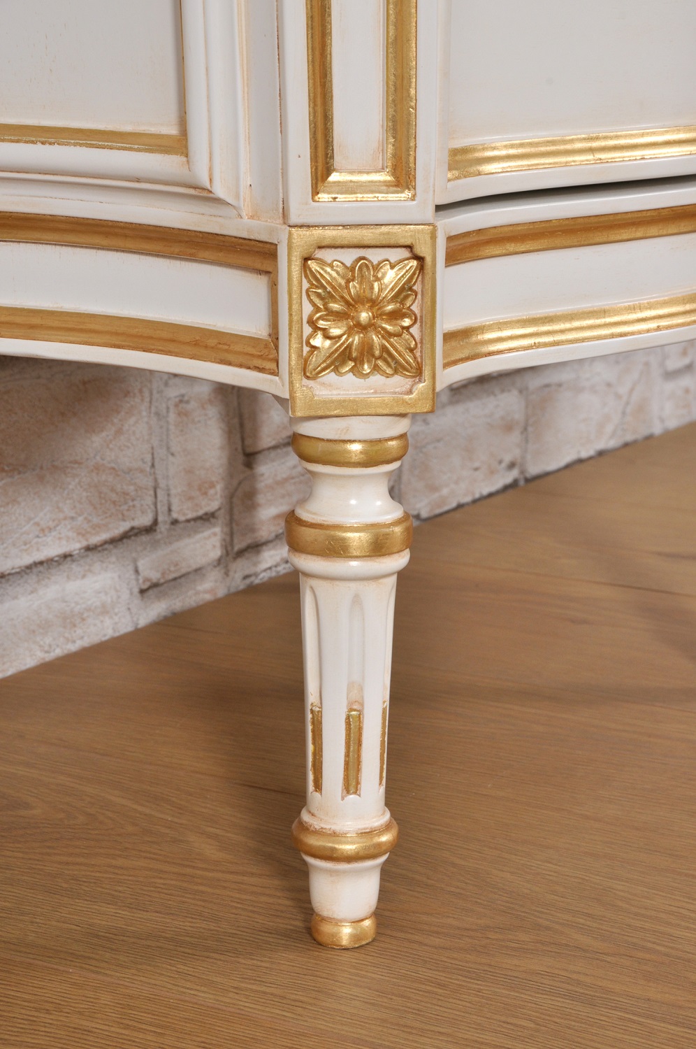 nel laboratorio del brand di lusso Vangelista viene realizzata la gamba tornita a mano in stile Luigi XVI scannellata e laccata bianca con intagli e fregi dorati in foglia oro