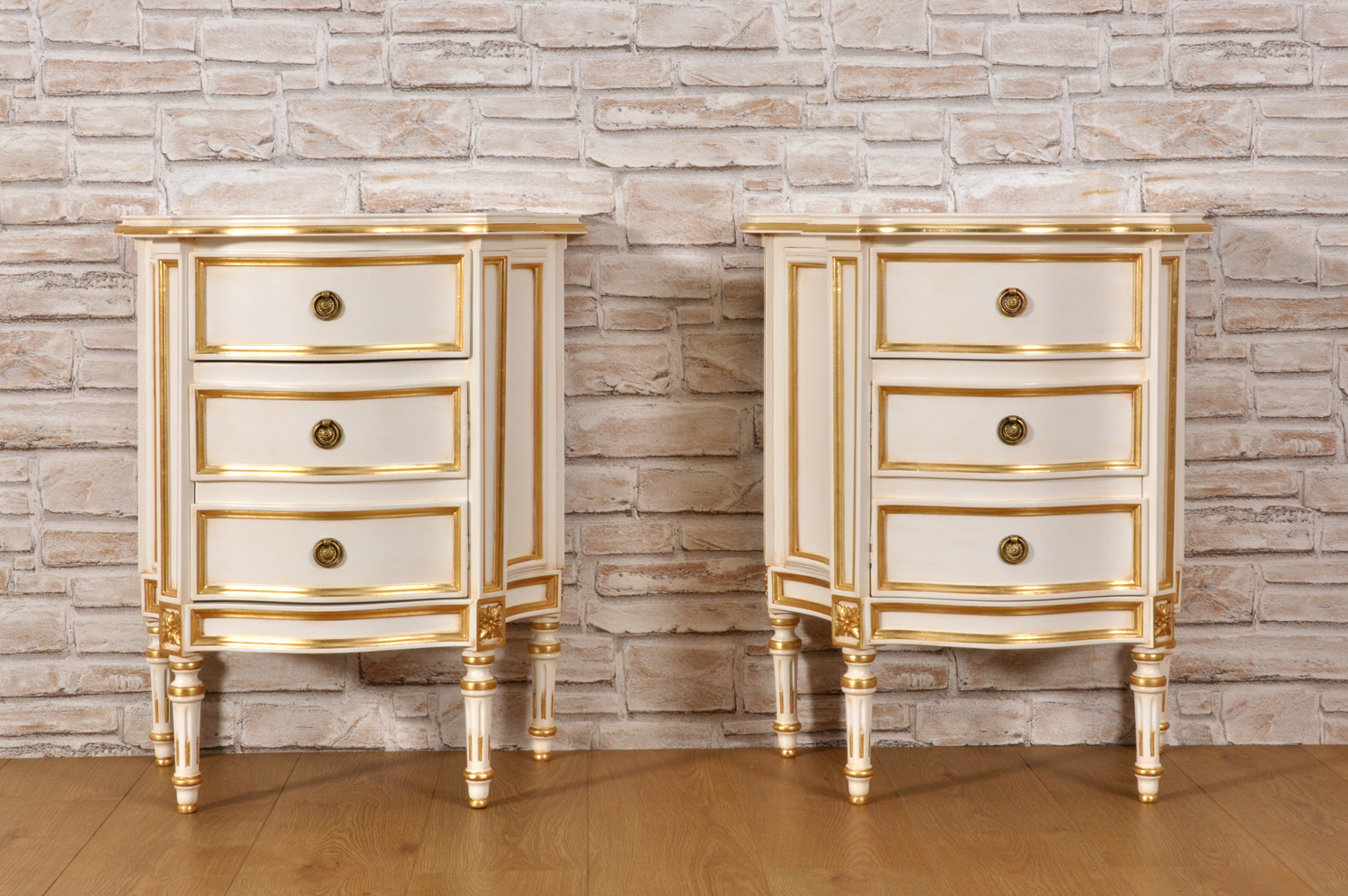 coppia di comodini in stile Luigi XVI prodotti per importanti camere da letto Hotel di lusso e prestigiosi ingressi forma sagomata dei fianchi e fronte laccatura bianco e dorature foglia oro