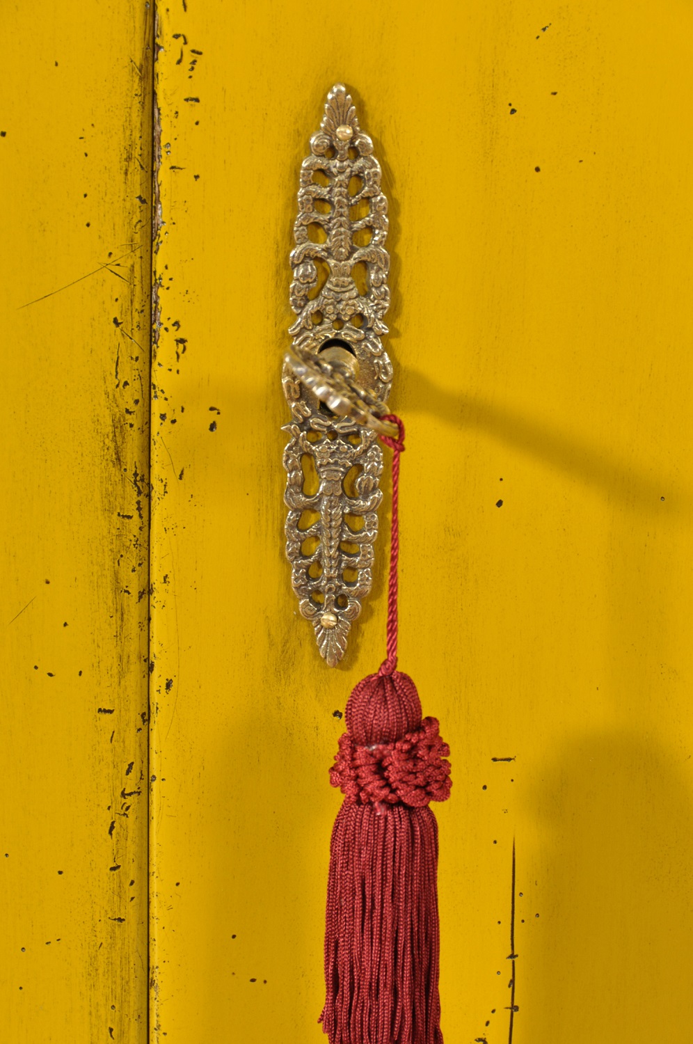 credenza bombata bicolore gialla con copri chiave in bronzo cesellato e lucidato a mano in stile classico veneziano Luigi XV accessorio di lusso prodotto su misura