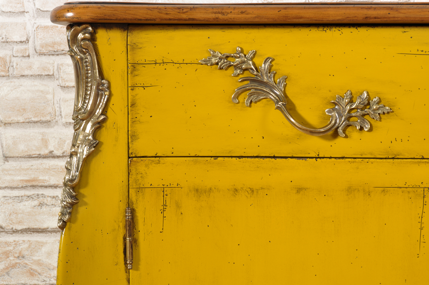 credenza made in Italy in legno di tiglio massello forme mosse e bombate con cassetti segreti e laccatura giallo bicolore anticato
