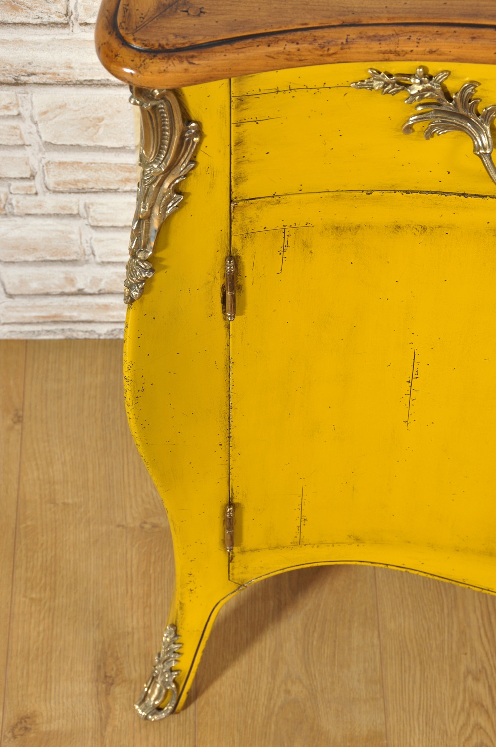importante credenza riprodotta made in Italy Luigi XV veneziana del settecento forme uniche ed esclusive mosse e bombate laccata giallo bicolore anticato