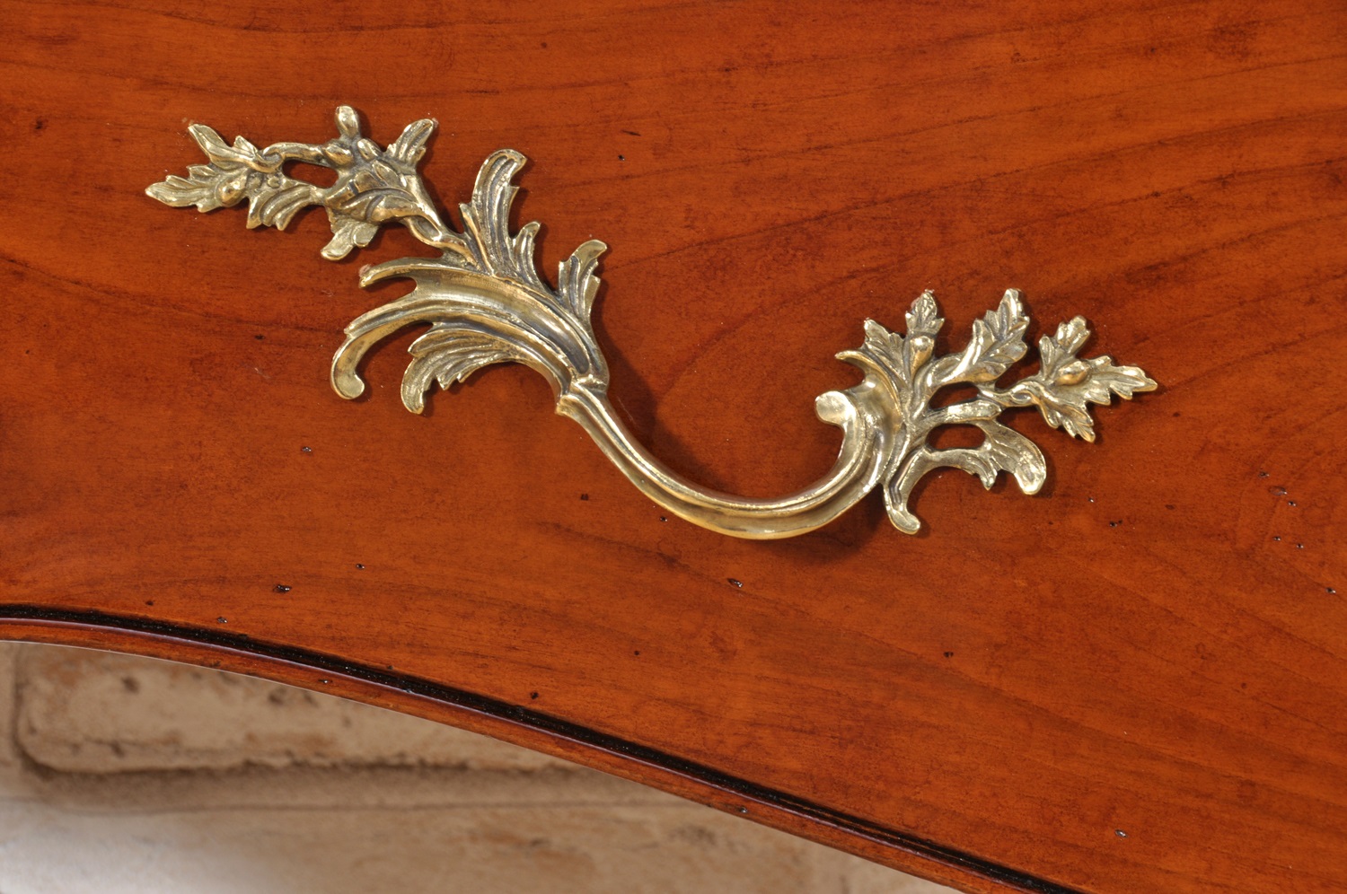 il brand di lusso Vangelista mobili ha costruito la maniglia cesellata in fusione di bronzo nello stile classico Luigi XV veneziano