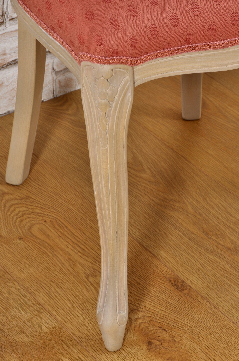 lussuosa gamba sagomata e intagliata a mano della sedia sbiancata nocciola naturale in legno di faggio raffinata sedia costruita a mano per importanti ingressi e prestigiose sale da pranzo