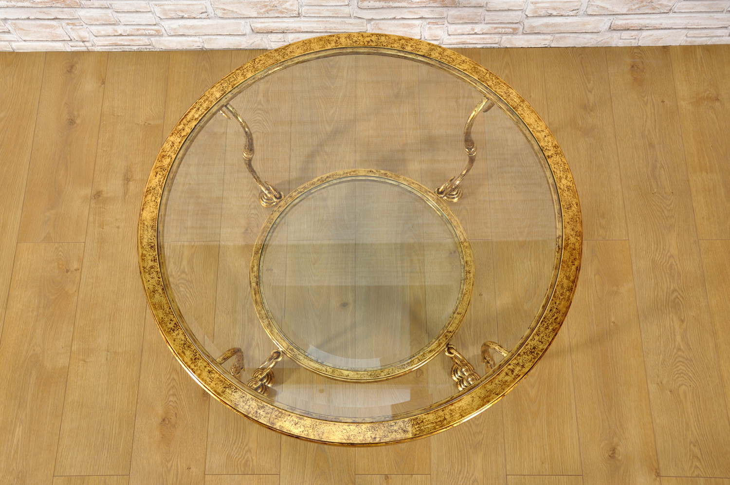 esclusivo tavolino rotondo da salotto in ferro battuto dorato in foglia oro con le 4 gambe sagomate in stile Luigi XIV manufatto di lusso dalla forma circolare