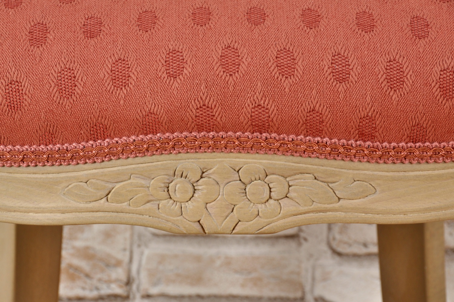 sedia di lusso esclusiva in stile classico Luigi Filippo scolpita a mano lucidata sbiancata nocciola naturale su legno di faggio massiccio