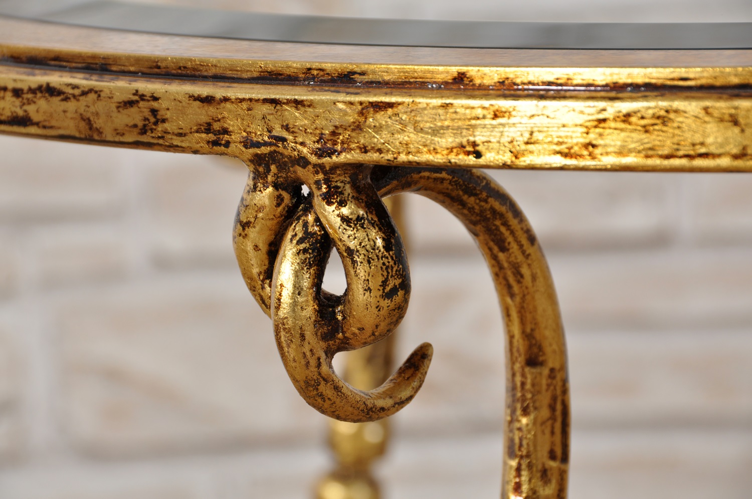 tavolino in ferro battuto dorato in foglia oro patinato con piani in cristallo molato con gambe sagomate forgiate caldo manufatto di lusso realizzato prestigiosi salotti e importanti ingressi