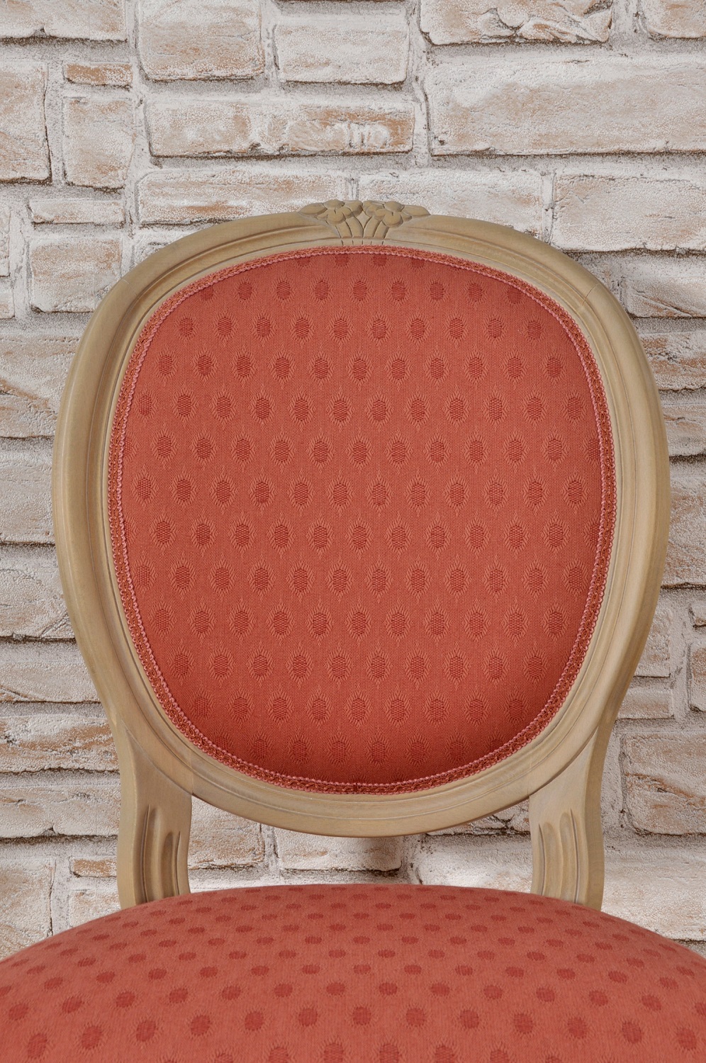 importante produzione sedie in stile classico Luigi Filippo Veneto con lucidate sbiancate nocciola naturale con schienale rotondo tappezzato in tessuto pregiato rosso