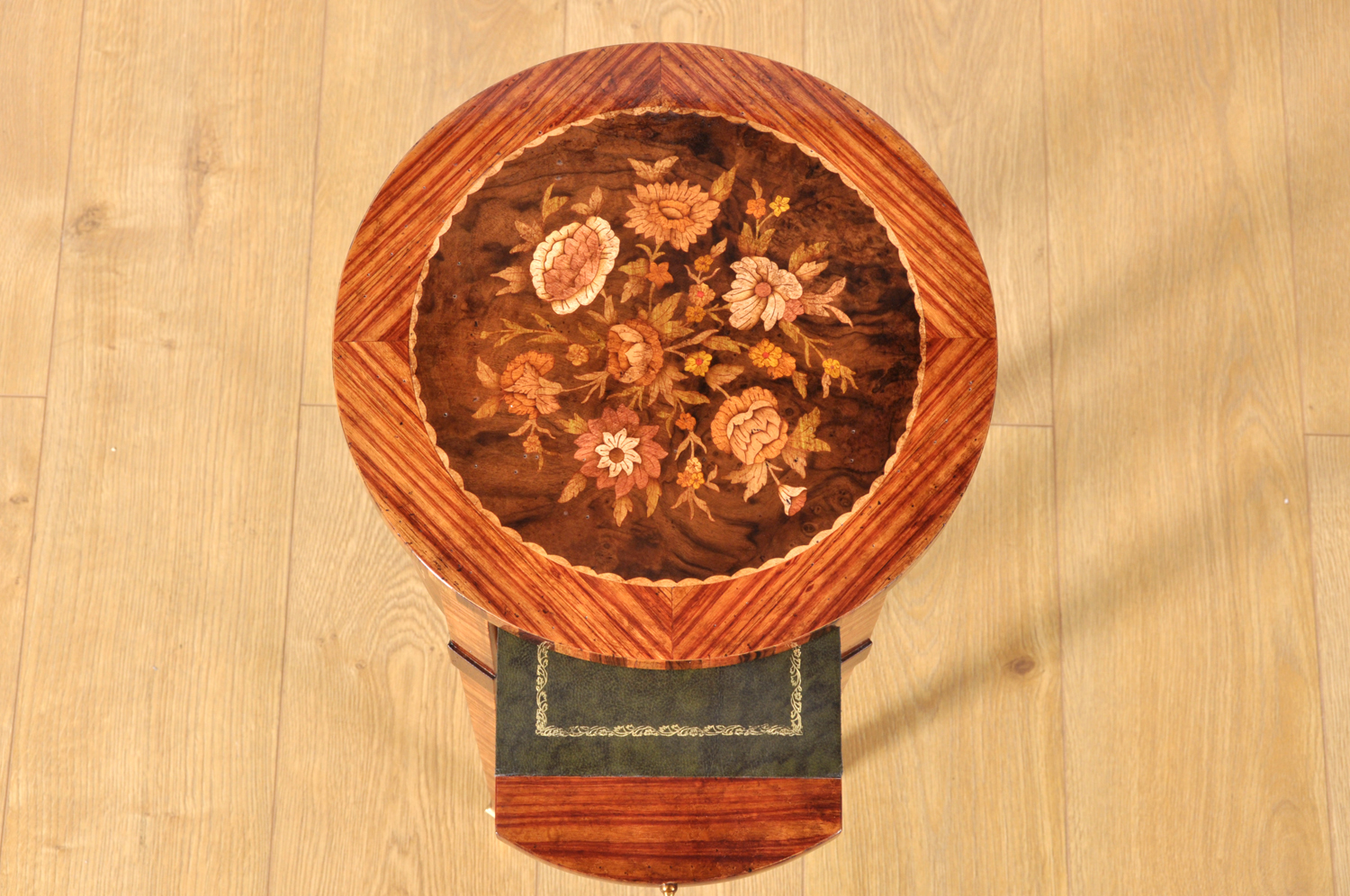 tavolino rotondo intarsiato in legni nobili con fiori eseguiti a mano nello stile classico Maggiolini Neoclassico Luigi XVI manufatto di lusso circolare di costruzione made in Italy tavoletta in pelle