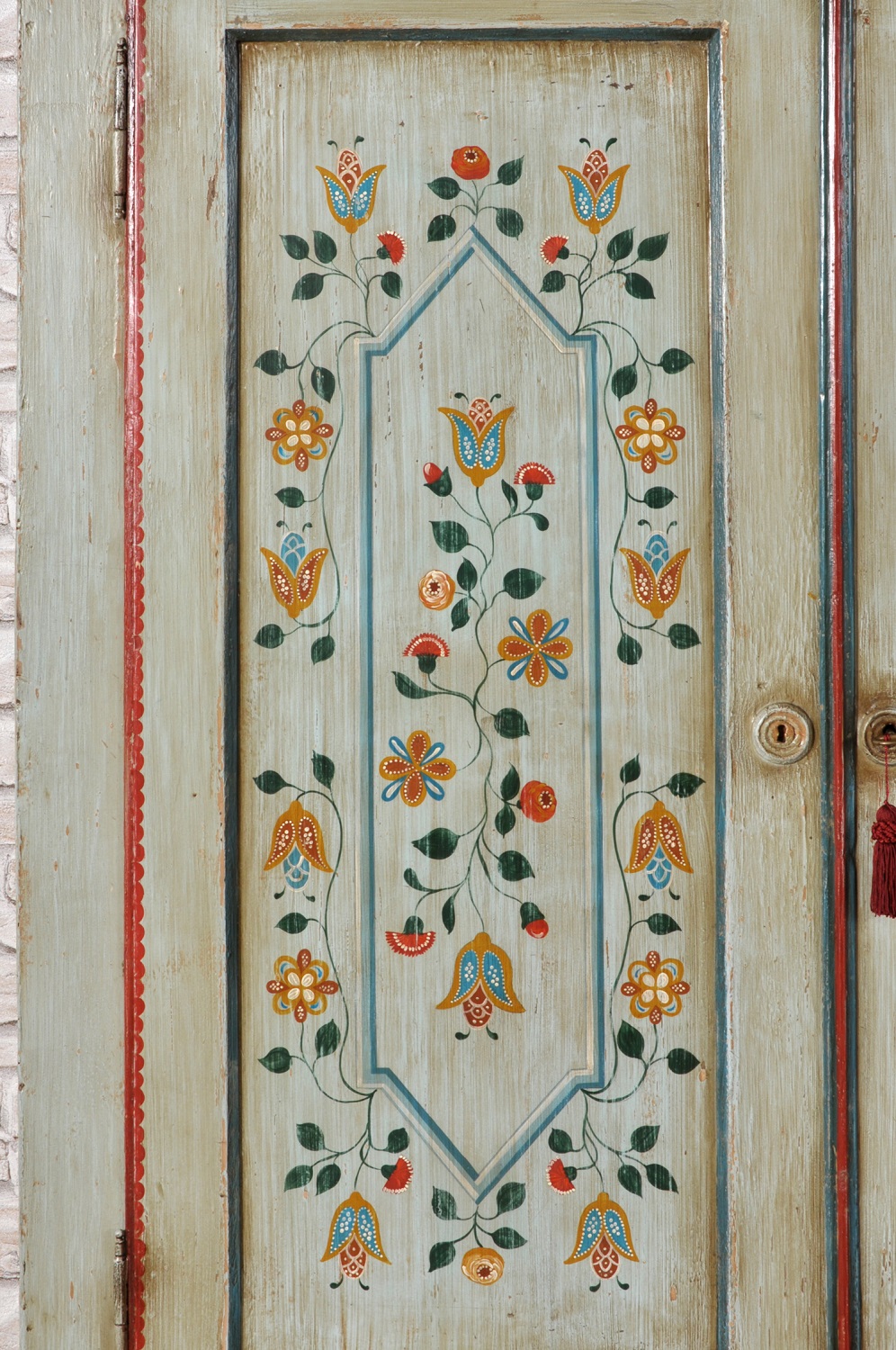 armadio di lusso riprodotto nello stile classico Tirolese della zona della Val di Fassa disegni e importanti decori geometrici e fiori stilizzati fatti a mano made in Italy