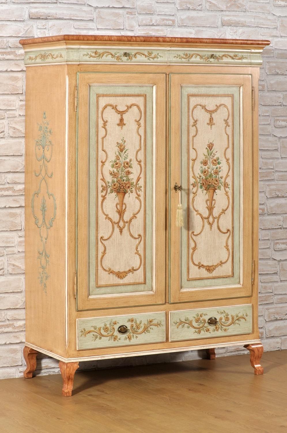 armadio dispensa di pregio e di alto valore decorato a mano su misura in stile classico veneziano barocco Luigi XV struttura con 2 ante e 2 cassetti