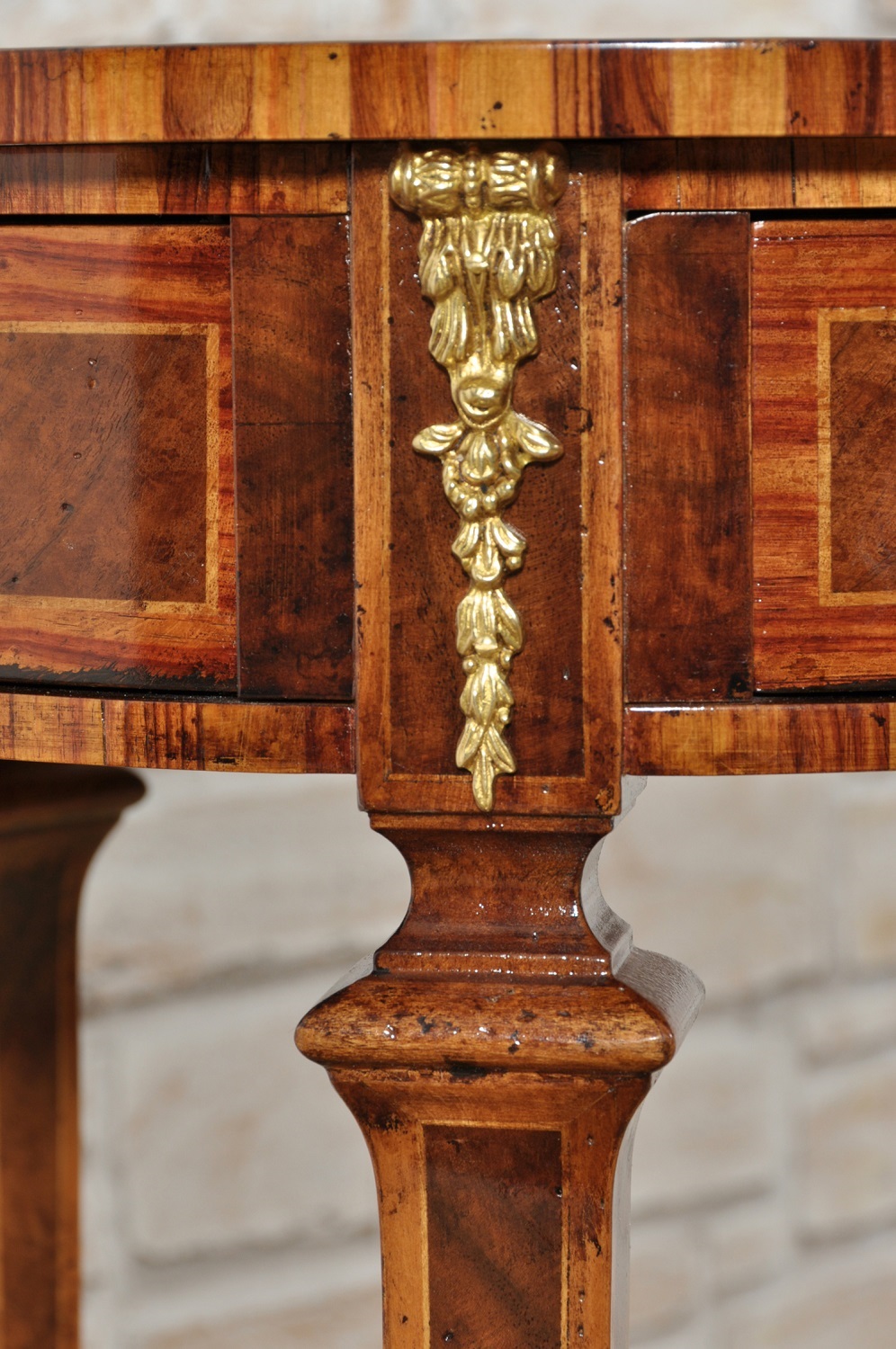 tavolino rotondo del 700 Maggiolini intarsiato in stile Neoclassico Luigi XVI con bronzi cesellati manufatto costruito su misura a mano lavorazioni esclusive di alta ebanisteria