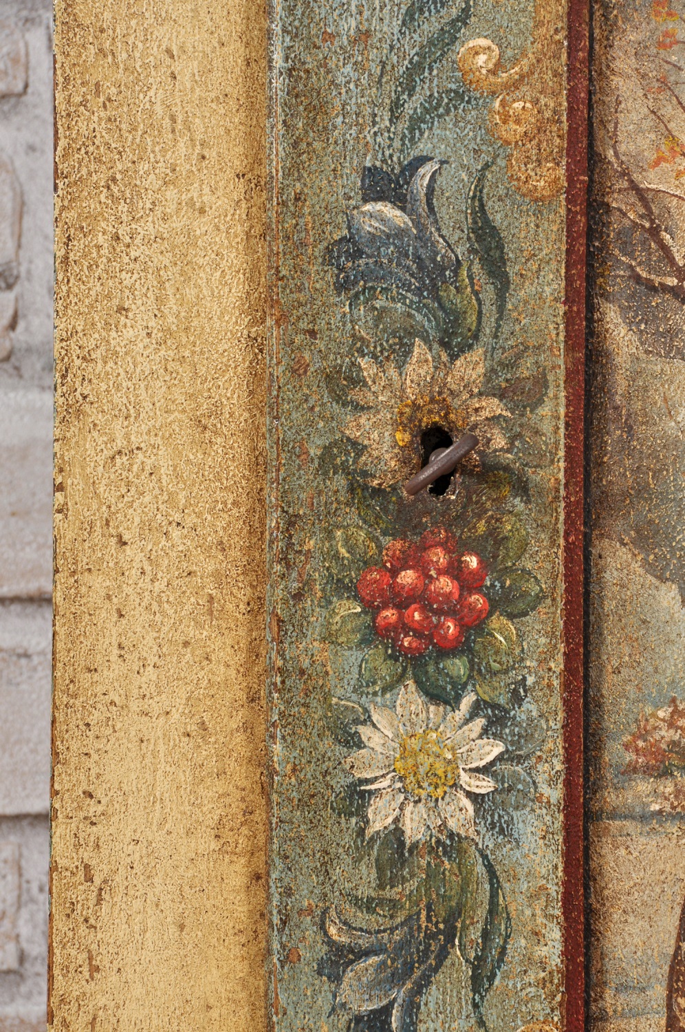 le decorazioni delle fasce anta armadio dispensa sono floreali con barocchi nello stile classico Tirolese austriaco Zillertal lavorazioni artigianale di lusso fatte a mano su misura in abete massello