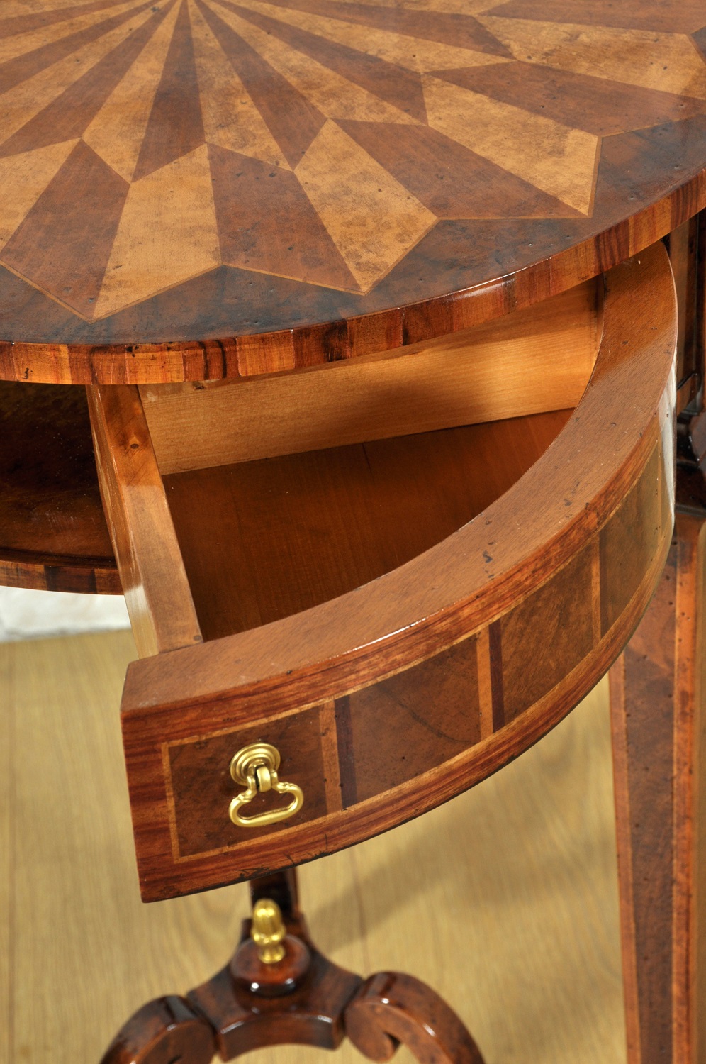tavolino rotondo circolare intarsiato con vano segreto a ventaglio arredo per importanti ingressi e lussuosi salotti intarsi di valore con legni esotici accessori di lusso in bronzo cesellato a mano