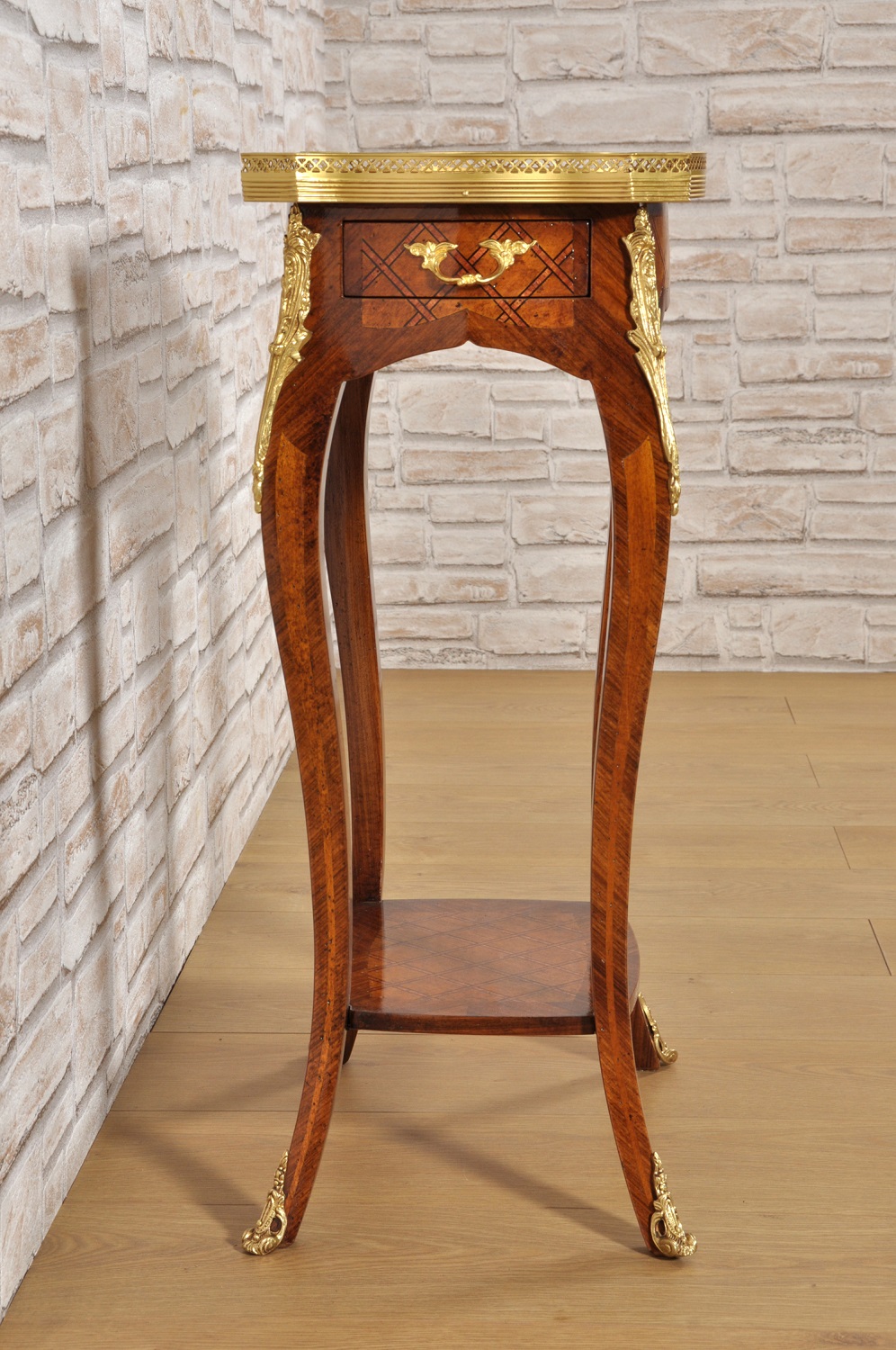 il brand di lusso italiano Vangelista mobili costruisce importanti tavolini intarsiati francesi con bronzi cesellati a mano e le gambe alte e mosse