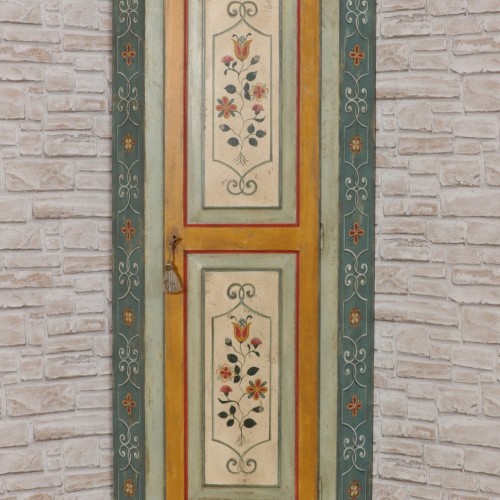 angolare decorato per case di lusso di montagna del trentino tirolese ad una anta dipinto con fiori stilizzati dai colori vivaci tipici del trentino ad una anta