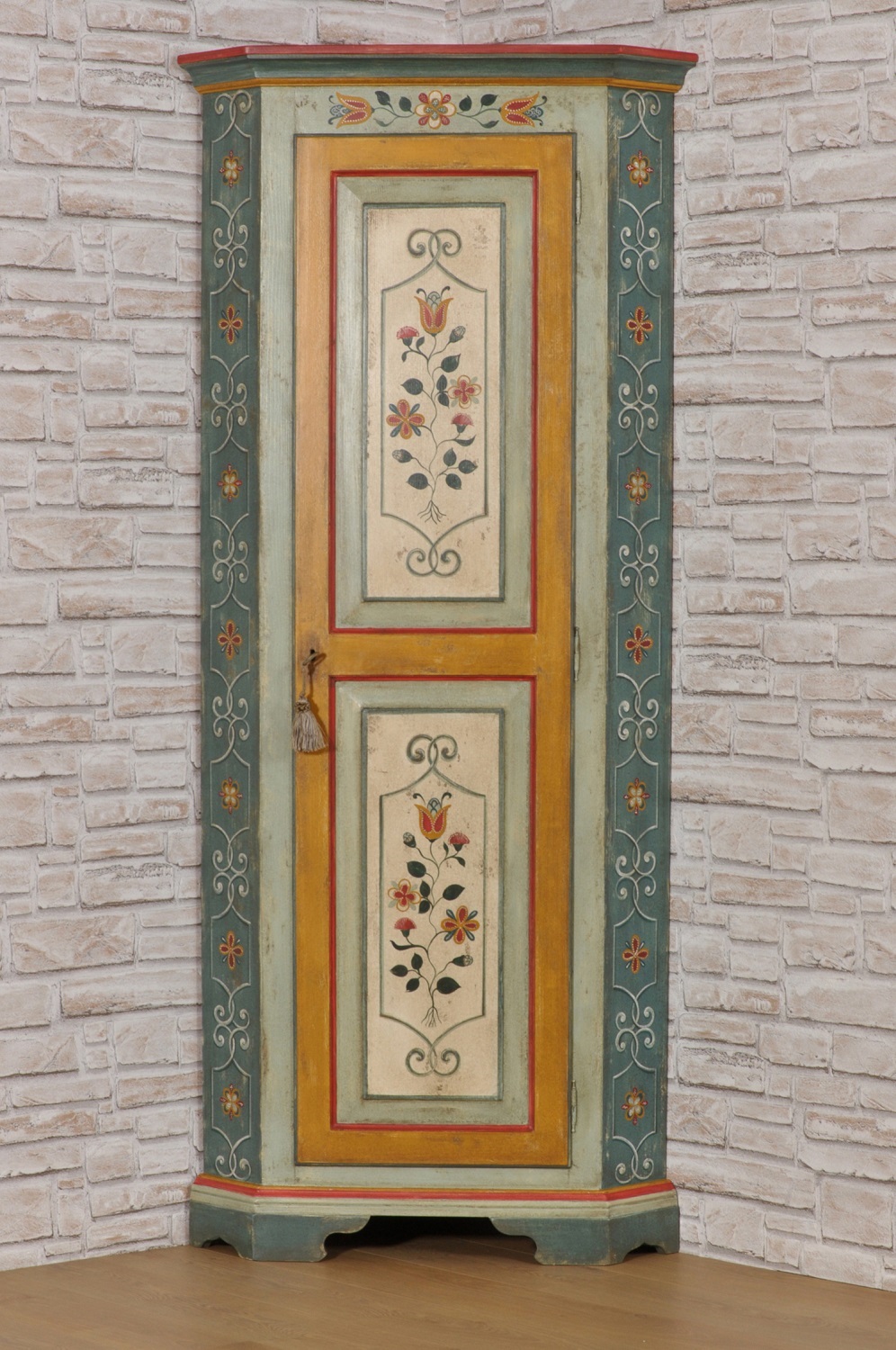 angolare decorato per case di lusso di montagna del trentino tirolese ad una anta dipinto con fiori stilizzati dai colori vivaci tipici del trentino ad una anta